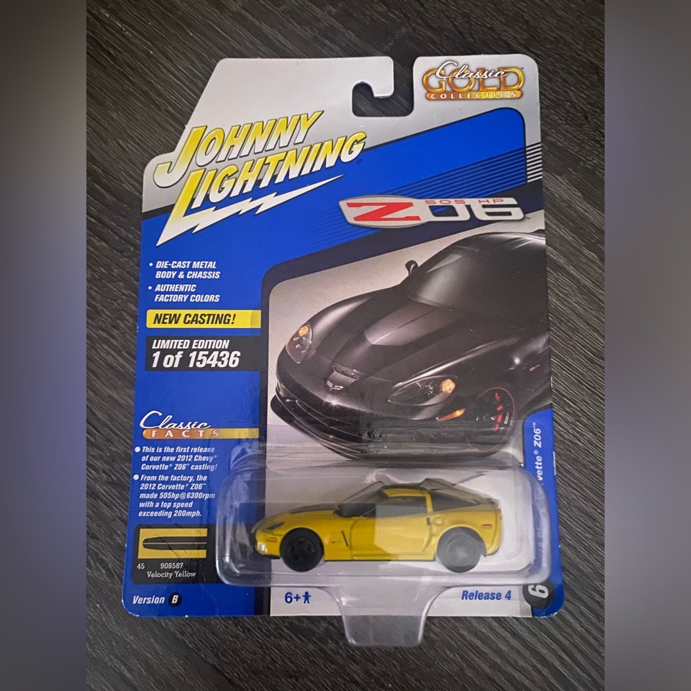 Johnny Lightning 2012 Chevrolet Corvette Z06 Classic Gold